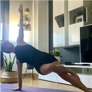 Profesora titulada de yoga con más de 4 años de práctica personal, clases hibridas y on line